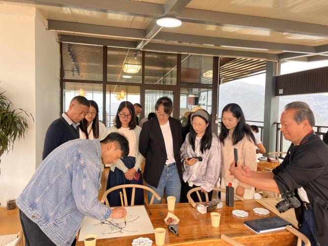 不仅促进了美术教师之间的交流与合作,也搭建了文艺创作与企业发展的